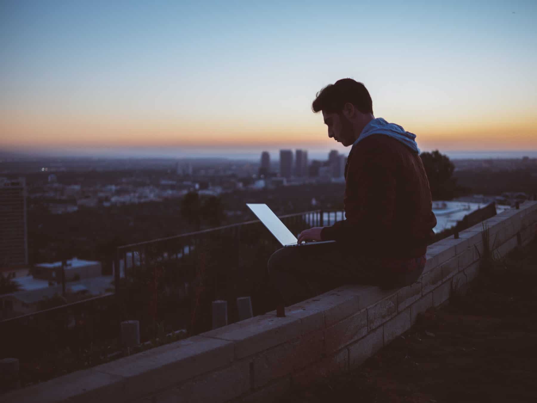 Personne au travail au coucher du soleil